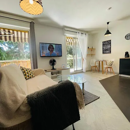 Serein Avec Balcon Et Piscine Διαμέρισμα *