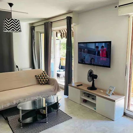 Serein Avec Balcon Et Piscine Διαμέρισμα *